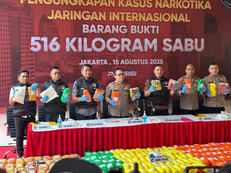 Petugas Polda Metro Jaya menunjukkan barang bukti sabu seberat 516 kilogram dari sindikat narkoba internasional di Jakarta. (Foto-PMJ)