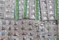 Petugas gabungan menyita ratusan obat keras daftar G dari kios pulsa di Jagakarsa, Jakarta Selatan, Sabtu (23/8/2025). (Dok-Istimewa)