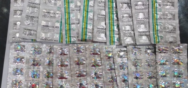 Petugas gabungan menyita ratusan obat keras daftar G dari kios pulsa di Jagakarsa, Jakarta Selatan, Sabtu (23/8/2025). (Dok-Istimewa)