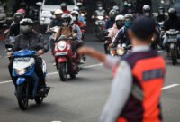 Petugas Dishub DKI Jakarta mengatur lalu lintas di Jalan Otto Iskandardinata saat revitalisasi JPO Halte Transjakarta Gelanggang Remaja. (Humas DKI Jakarta)
