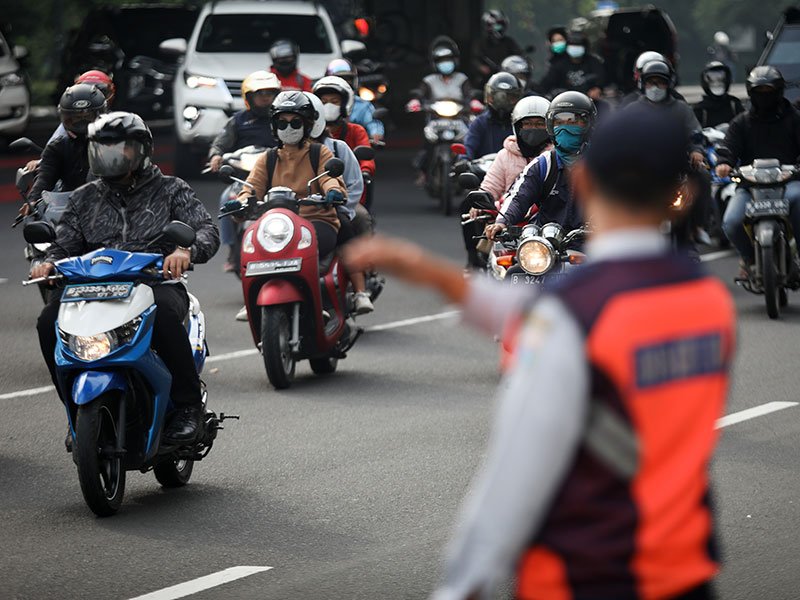 Petugas Dishub DKI Jakarta mengatur lalu lintas di Jalan Otto Iskandardinata saat revitalisasi JPO Halte Transjakarta Gelanggang Remaja. (Humas DKI Jakarta)
