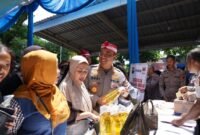 Wakapolri Komjen Pol Dedi Prasetyo bersama Alumni Akpol 90 meninjau pasar murah di Kecamatan Pedurungan, Semarang. Warga berbondong-bondong membeli sembako dengan harga terjangkau. (Dok-Polri)