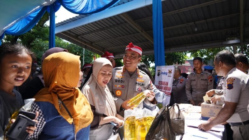 Wakapolri Komjen Pol Dedi Prasetyo bersama Alumni Akpol 90 meninjau pasar murah di Kecamatan Pedurungan, Semarang. Warga berbondong-bondong membeli sembako dengan harga terjangkau. (Dok-Polri)
