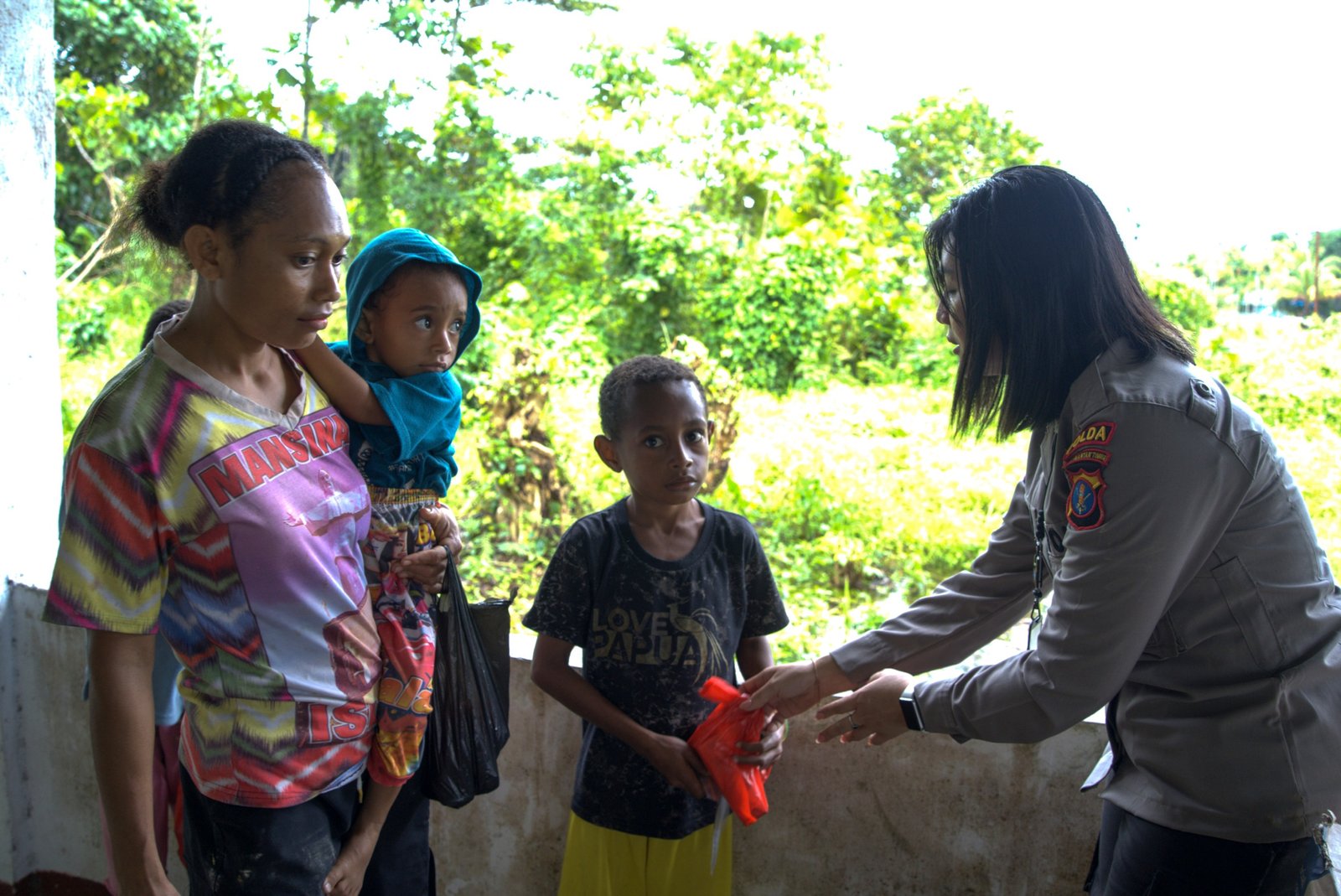 Satgas Polri Bagi Susu dan Makanan ke Anak Papua