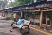 Petugas Pasar Jaya mendata pedagang Barito yang akan direlokasi ke pasar milik Pemprov DKI Jakarta selama penataan Taman Bendera Pusaka. (Dok-Istimewa)

