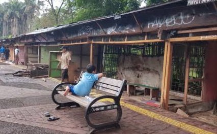 Petugas Pasar Jaya mendata pedagang Barito yang akan direlokasi ke pasar milik Pemprov DKI Jakarta selama penataan Taman Bendera Pusaka. (Dok-Istimewa)

