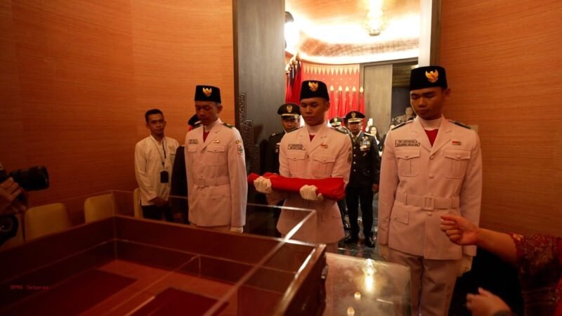 Mensesneg Prasetyo Hadi mengukuhkan 76 Paskibraka 2025 di Istana Negara, siap bertugas pada upacara HUT ke-80 RI. (Dok- Sesneg)