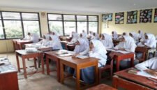Sejumlah siswa mengikuti pembelajaran dari rumah setelah Disdik DKI mengeluarkan kebijakan terkait unjuk rasa di Jakarta, Senin (1/9/2025). (Dok-Istimewa)