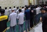 Kapolres Bogor AKBP Wikha Ardilestanto membina pelajar yang diamankan dari aksi demo DPR, sebelum dikembalikan ke orang tua masing-masing. (Dok- Polres Bogor)
