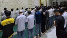 Kapolres Bogor AKBP Wikha Ardilestanto membina pelajar yang diamankan dari aksi demo DPR, sebelum dikembalikan ke orang tua masing-masing. (Dok- Polres Bogor)