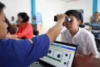 Petugas Dukcapil Jakarta Selatan memberikan layanan perekaman KTP dan aktivasi IKD kepada pelajar SMAN 47 Jakarta dalam program jemput bola Adminduk, Selasa (6/8/2025).-(Foto Istimewa)