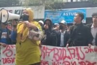 Foto aksi demo alumni: “Alumni SMPN 13 Kota Bekasi menggelar demonstrasi di sekolah, menuntut keadilan atas dugaan pelecehan siswi kelas IX oleh oknum guru. (Dok-Istimewa)
