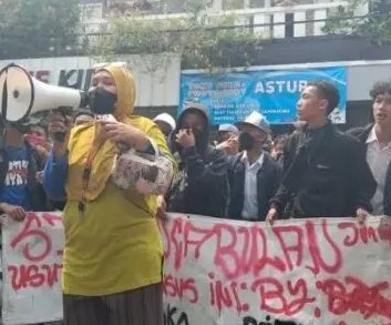 Foto aksi demo alumni: “Alumni SMPN 13 Kota Bekasi menggelar demonstrasi di sekolah, menuntut keadilan atas dugaan pelecehan siswi kelas IX oleh oknum guru. (Dok-Istimewa)