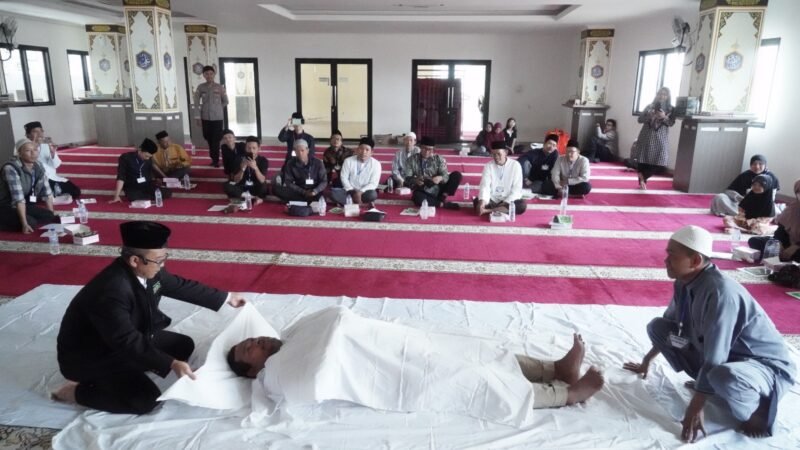 Peserta pelatihan pemulasaran jenazah mengikuti materi secara langsung di Masjid Jami Al Istiqomah, Jakarta Barat, Rabu (13/8/2025). (Foto: Humas PolJakbar)
