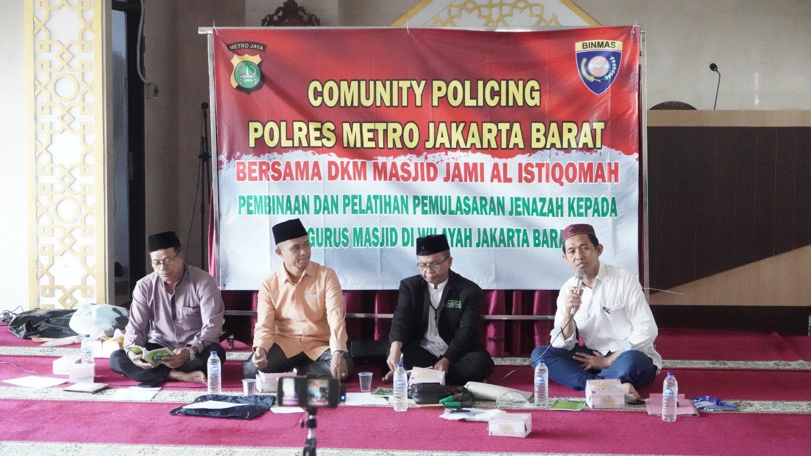 DKM Masjid Jami Al Istiqomah memberikn pelatihan tata cara pemakaman Islam.