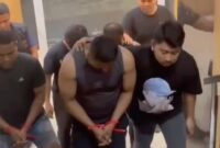 Polisi menggiring tiga pelaku penculikan Kepala KCP Bank BRI di Polda Metro Jaya dengan tangan terikat kabel ties. (Dok-Istimewa)
