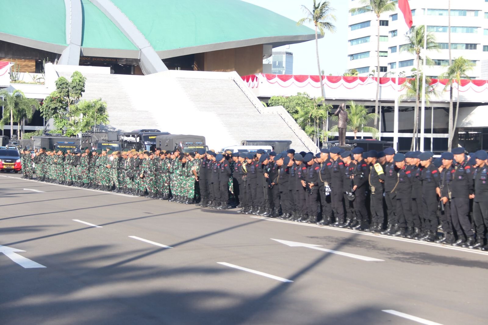 Suasana apel pasukan pengamanan unjuk rasa buruh di halaman DPR/MPR RI, Jakarta.