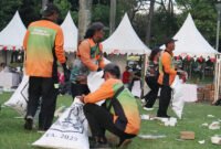 Petugas DLH DKI Jakarta mengangkut sampah pasca-perayaan HUT ke-80 Kemerdekaan RI di kawasan Monas. (Dok-Humas DKI Jakarta)