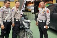 Petugas Polres Metro Jakarta Barat menunjukkan barang bukti curanmor hasil tangkapan EP di Cengkareng, Jakarta Barat. (Dok-Humas Polres Jakbar)