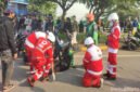 Relawan PMI DKI Jakarta bersiaga dengan ambulans dan motor Unit Reaksi Cepat (URC) untuk mengantisipasi keadaan darurat saat aksi demo di kawasan Kwitang, Jakarta Pusat, Jumat (29/8/2025). (Dok-Kominfo DKI JKT)