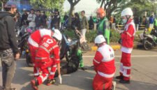 Relawan PMI DKI Jakarta bersiaga dengan ambulans dan motor Unit Reaksi Cepat (URC) untuk mengantisipasi keadaan darurat saat aksi demo di kawasan Kwitang, Jakarta Pusat, Jumat (29/8/2025). (Dok-Kominfo DKI JKT)