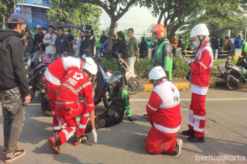 Relawan PMI DKI Jakarta bersiaga dengan ambulans dan motor Unit Reaksi Cepat (URC) untuk mengantisipasi keadaan darurat saat aksi demo di kawasan Kwitang, Jakarta Pusat, Jumat (29/8/2025). (Dok-Kominfo DKI JKT)