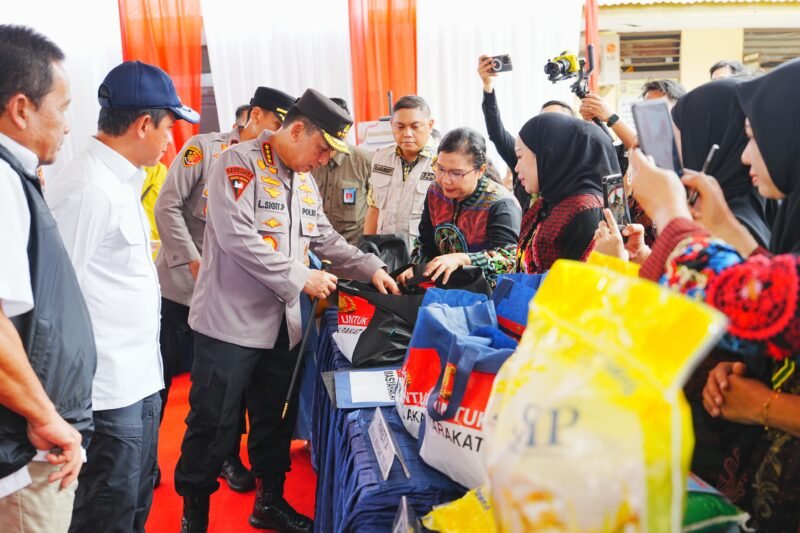 Kapolri Jenderal Listyo Sigit Prabowo meninjau Gerakan Pangan Murah di Mempawah, Kalimantan Barat, Jumat (8/8/2025). (Dok-Polri)
