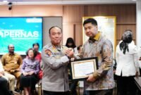 Wakapolri Komjen Dedi Prasetyo menerima piagam penghargaan dari Menteri PKP Maruarar Sirait atas dukungan Polri dalam program 3 Juta Rumah Subsidi, di Wisma Mandiri, Jakarta Pusat, Senin (25/8/2025). (Dok-Polri)