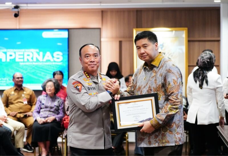 Wakapolri Komjen Dedi Prasetyo menerima piagam penghargaan dari Menteri PKP Maruarar Sirait atas dukungan Polri dalam program 3 Juta Rumah Subsidi, di Wisma Mandiri, Jakarta Pusat, Senin (25/8/2025). (Dok-Polri)