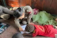 Anak-anak Kampung Yunad belajar sambil bermain, memperkuat literasi dasar dan kedekatan emosional dengan aparat kepolisian. (Dok-Polri)