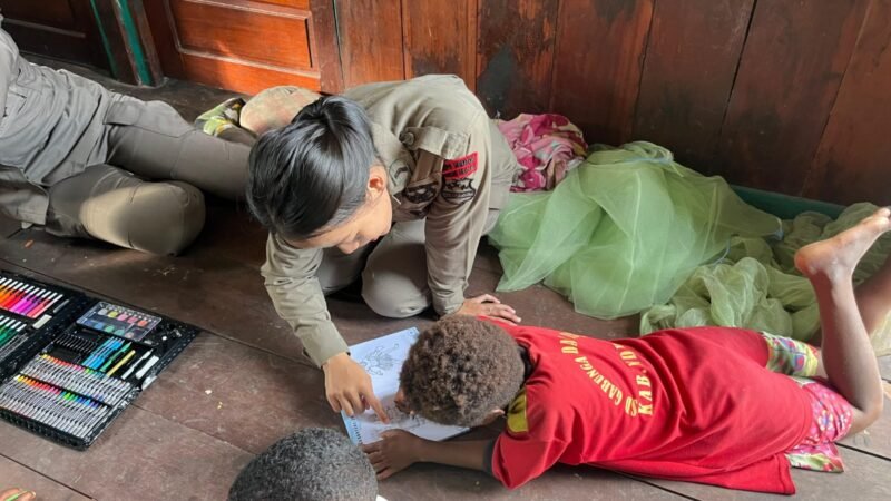 Anak-anak Kampung Yunad belajar sambil bermain, memperkuat literasi dasar dan kedekatan emosional dengan aparat kepolisian. (Dok-Polri)