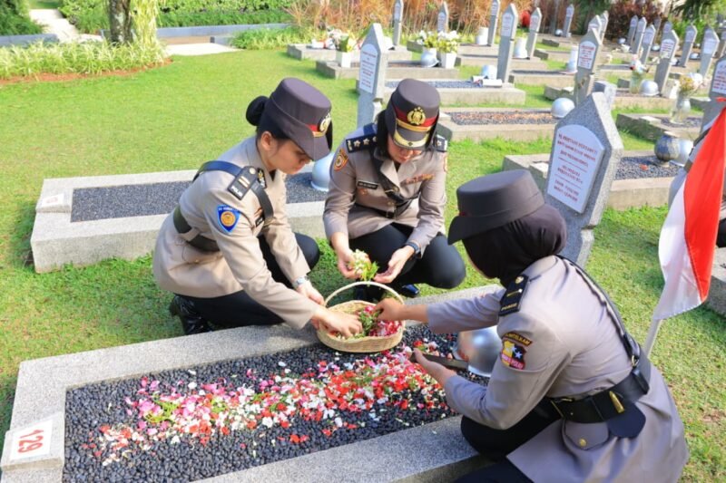 Polwan Mabes Polri melakukan prosesi tabur bunga di Taman Makam Pahlawan Kalibata, Jakarta Selatan, dalam rangka memperingati Hari Jadi ke-77 Polwan RI, Kamis (28/8/2025). (Dok-Polri)