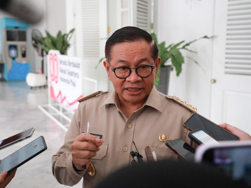 Gubernur DKI Jakarta Pramono Anung menandatangani Kepgub 722/2025 tentang insentif pajak hotel dan restoran di Balai Kota DKI, Senin (25/8/2025). (Dok-Humas DKI Jakarta)