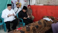 Gubernur DKI Jakarta Pramono Anung melayat rumah duka Affan Kurniawan, pengemudi ojol korban insiden unjuk rasa, di Menteng, Jakarta Pusat, Jumat (29/8/2025). (Dok-Kominfo DKI JKT)