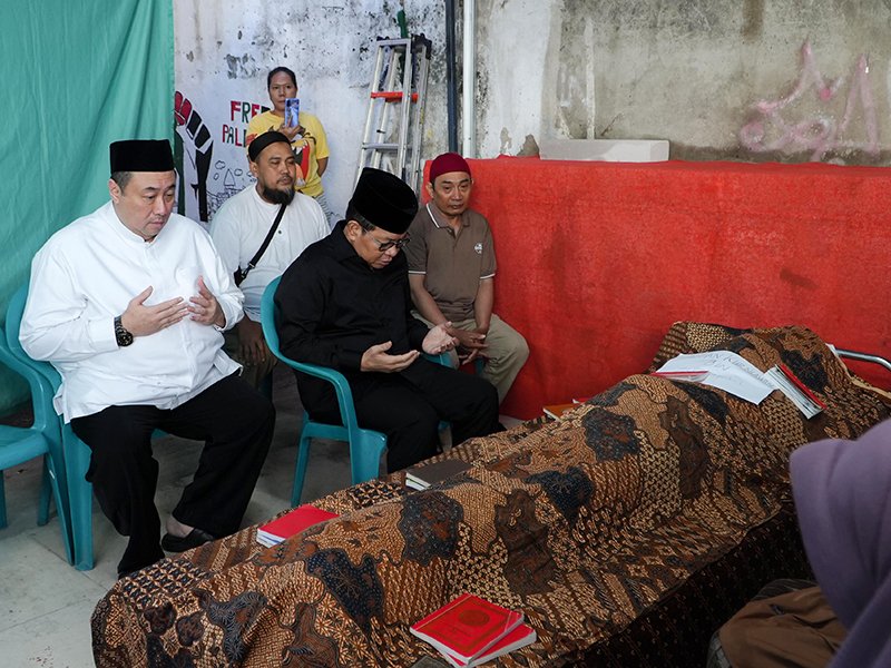 Gubernur DKI Jakarta Pramono Anung melayat rumah duka Affan Kurniawan, pengemudi ojol korban insiden unjuk rasa, di Menteng, Jakarta Pusat, Jumat (29/8/2025). (Dok-Kominfo DKI JKT)