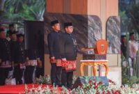 Gubernur DKI Jakarta Pramono Anung Wibowo memimpin upacara HUT ke-80 RI di halaman Balai Kota, Minggu (17/8/2025), bersama ASN yang mengenakan pakaian adat Betawi. (Dok-Pemprov DKI Jakarta)