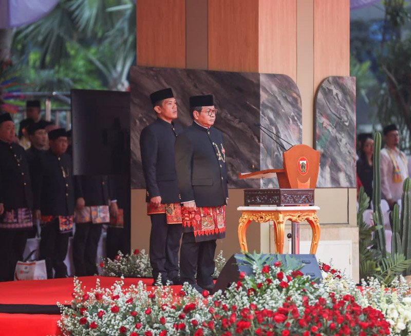 Gubernur DKI Jakarta Pramono Anung Wibowo memimpin upacara HUT ke-80 RI di halaman Balai Kota, Minggu (17/8/2025), bersama ASN yang mengenakan pakaian adat Betawi. (Dok-Pemprov DKI Jakarta)