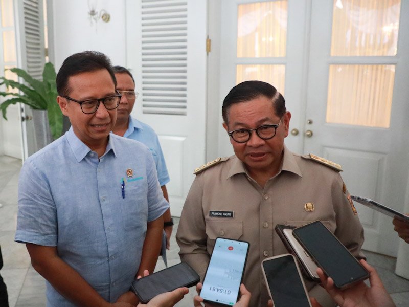 Gubernur DKI Jakarta Pramono Anung menerima Menteri Kesehatan Budi Gunadi Sadikin di Balai Kota untuk mendukung operasional kapal layanan kesehatan di Kepulauan Seribu, Senin (25/8/2025). (Dok-Humas DKI Jakarta)