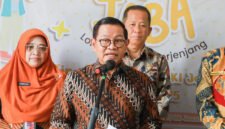 Gubernur DKI Jakarta Pramono Anung menyampaikan pembatalan Karnaval Budaya 31 Agustus 2025 di Balai Kota, Sabtu (30/8). Meski acara dibatalkan, Car Free Day di Bundaran HI tetap digelar untuk menunjukkan Jakarta aman dan nyaman. (Dok=Kominfo DKI JKT)