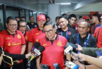 Gubernur DKI Jakarta Pramono Anung memberi apresiasi kepada pemain Persija Jakarta usai laga imbang 1-1 melawan Malut United di Stadion JIS. (Dok-Humas DKI Jakarta)