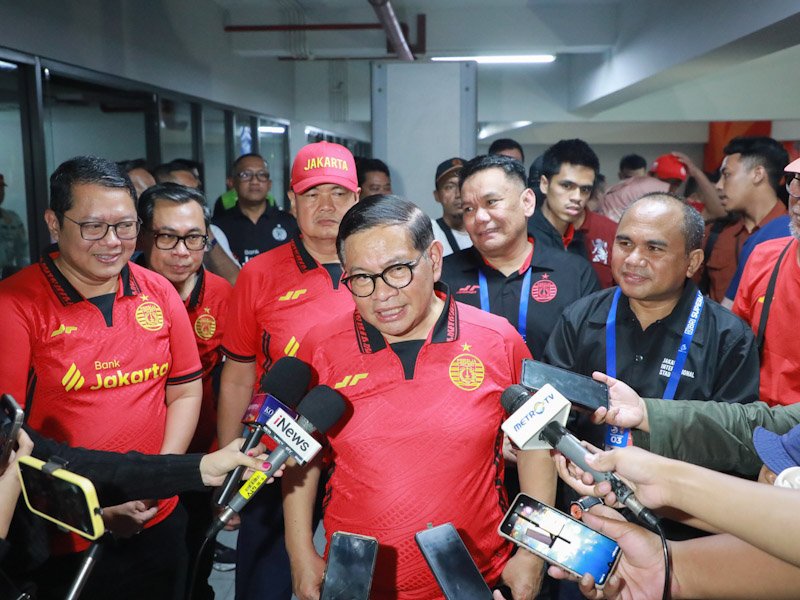 Gubernur DKI Jakarta Pramono Anung memberi apresiasi kepada pemain Persija Jakarta usai laga imbang 1-1 melawan Malut United di Stadion JIS. (Dok-Humas DKI Jakarta)