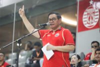 Gubernur DKI Jakarta Pramono Anung bersama Wakil Gubernur Rano Karno memperkenalkan jersey baru Persija musim 2025–2026 di Stadion JIS, Jakarta Utara. (Dok-Humas DKI Jakarta)