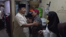 Presiden Prabowo Subianto melayat ke rumah duka Affan Kurniawan, pengemudi ojol korban Rantis Brimob, di Menteng, Jakarta Pusat, Jumat (29/8/2025). (Dok-Setneg)