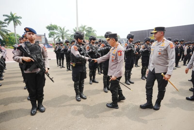 Kapolri Jenderal Listyo Sigit Prabowo didampingin Kapolda Banten Irjen Suyudi Ario Seto saat meresmikan Patroli Maung Presisi Polda Banten di Mapolda Banten, Selasa (12/8/2025). (Humas-Polri)