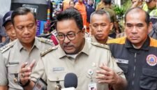 Wakil Gubernur DKI Jakarta Rano Karno meninjau kawasan Dukuh Atas usai unjuk rasa, sambil memastikan layanan Transjakarta dan MRT digratiskan selama sepekan. (Humas-DKI Jakarta)