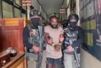 Konara Enumbi, terduga pelaku penembakan Brigpol Ronal, berhasil ditangkap Satgas Damai Cartenz di Puncak Jaya. (Dok-Polri)