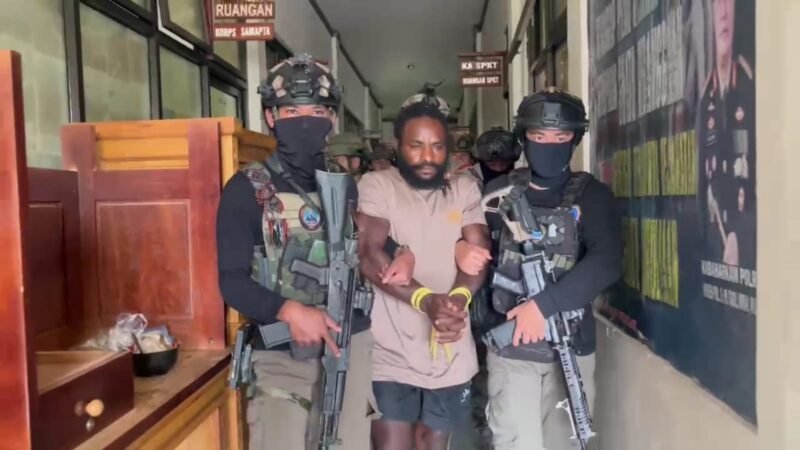 Konara Enumbi, terduga pelaku penembakan Brigpol Ronal, berhasil ditangkap Satgas Damai Cartenz di Puncak Jaya. (Dok-Polri)