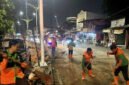 Petugas Unit Penanganan Sampah (UPS) Dinas Lingkungan Hidup DKI Jakarta membersihkan sekitar 120 meter kubik sampah sisa aksi unjuk rasa di lima lokasi, termasuk Simpang Lima Senen dan Gedung DPR-MPR, Minggu (31/8/2025). (Dok-Kominfo DKI JKY)