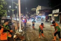 Petugas Dinas Lingkungan Hidup DKI Jakarta membersihkan sampah pasca-aksi unjuk rasa di kawasan Gedung DPR dan Medan Merdeka, Jakarta, Selasa (26/8/2025). (Dok-Kominfo DKI JKY)