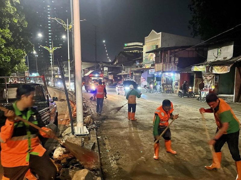 Petugas Dinas Lingkungan Hidup DKI Jakarta membersihkan sampah pasca-aksi unjuk rasa di kawasan Gedung DPR dan Medan Merdeka, Jakarta, Selasa (26/8/2025). (Dok-Kominfo DKI JKY)